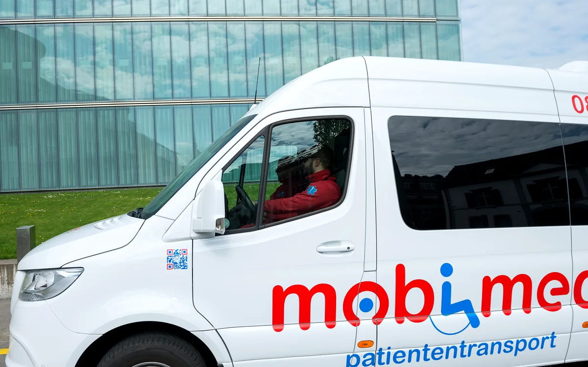 Rollstuhlgerechtes Fahrzeug von Mobimed vor dem Universitätsspital Basel